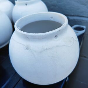 Off -white 4in hanging planter pots.